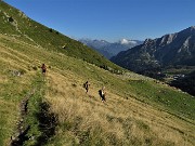 93 I lunghi tornanti si possono anche tagliare scendendo a vista per i pratoni